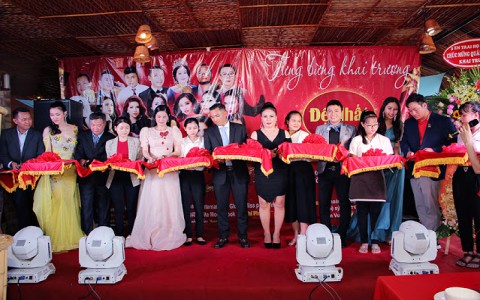 Diễn viên Trường Thịnh rạng rỡ mừng khai trương nhà hàng Đệ Nhất